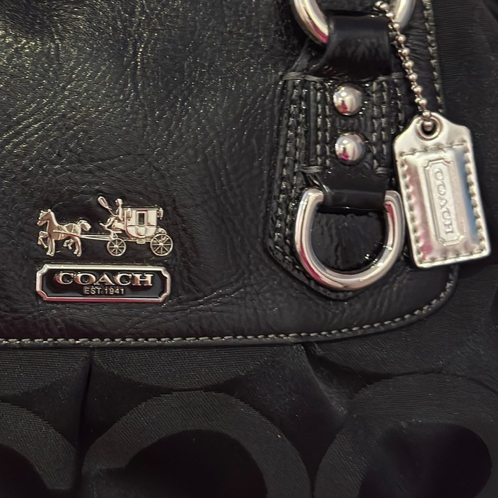 COACH WOMEN’S BLACK SIGNATURE BAG IN GREAT CONDITION SEE ALL PICTURES - Picture 8 of 13